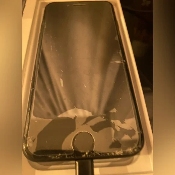 Black IPhone 7 - Picture 2 of 6